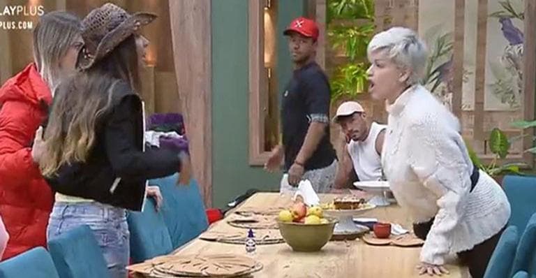 A Fazenda 11: Andréa Nóbrega parte pra cima de Tati Dias e arma barraco histórico