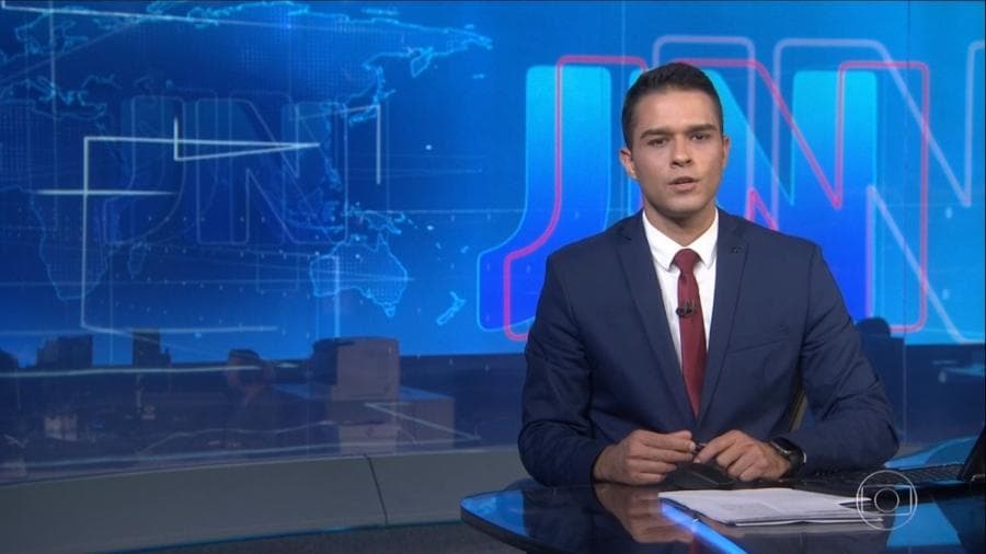 Jornalista gato do Jornal Nacional viraliza e fotos ousadas são expostas: "Solteiro"