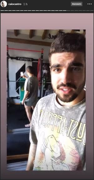 Caio Castro foi 'traído' por reflexo no espelho (Reprodução: Instagram) Caio Castro foi 'traído' por reflexo no espelho (Reprodução: Instagram)