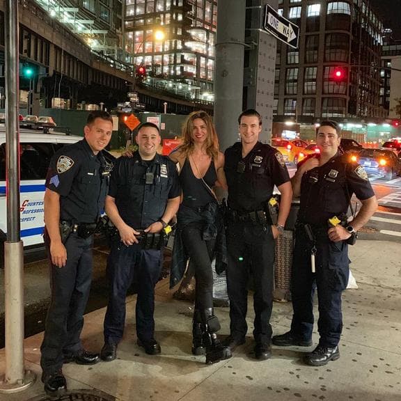 Luciana Gimenez com policiais (Reprodução/Instagram) Luciana Gimenez com policiais (Reprodução/Instagram)