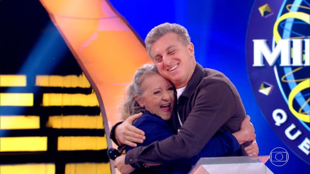 Selma ganhou água de coco e também carinho de Luciano Huck durante sua participação no 'Quem Quer Ser um Milionário' ( Foto: Globo) Selma ganhou água de coco e também carinho de Luciano Huck durante sua participação no 'Quem Quer Ser um Milionário' ( Foto: Globo)