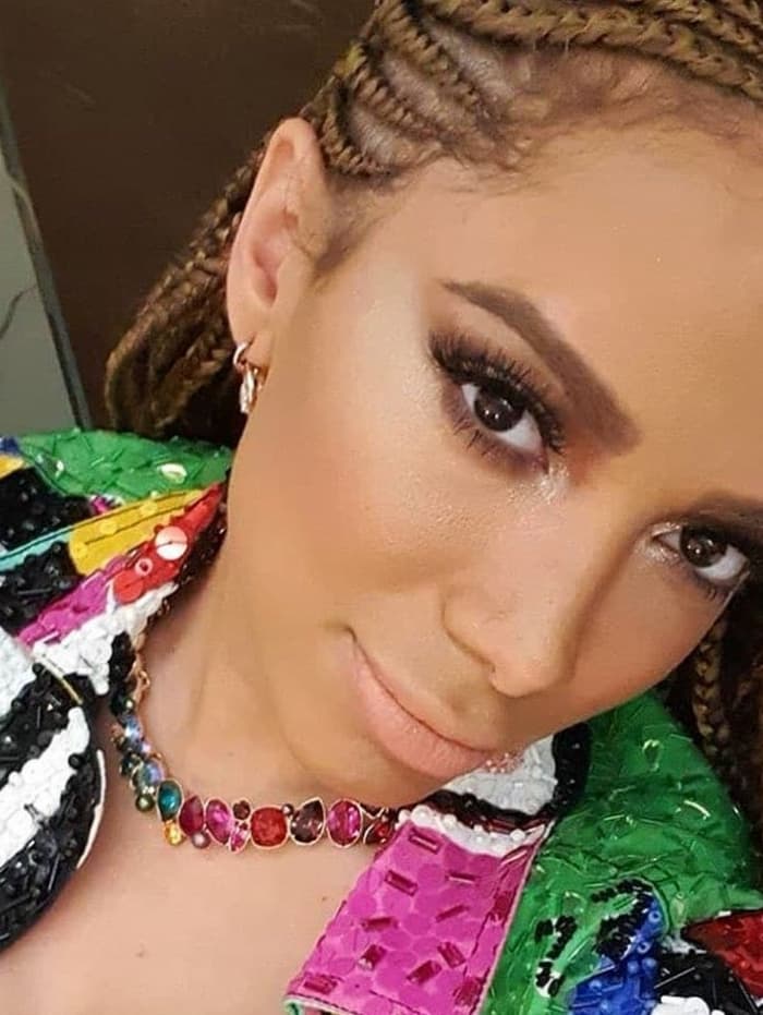Anitta dá show de gafes e passa vergonha na internet: 'Baby beef vem do bezerro'