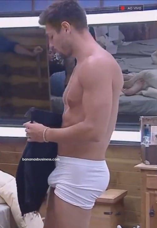 A Fazenda 2019: Guilherme Leão troca de roupa e mostra algo a mais (Imagem: Reprodução / Record) A Fazenda 2019: Guilherme Leão troca de roupa e mostra algo a mais (Imagem: Reprodução / Record)