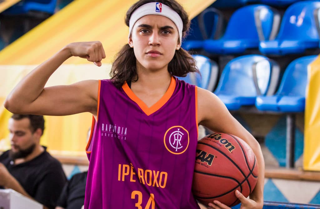 Gabriela ( Giovanna Coimbra ) corta os cabelos para jogar na final de basquete em Bom Sucesso Gabriela ( Giovanna Coimbra ) corta os cabelos para jogar na final de basquete em Bom Sucesso