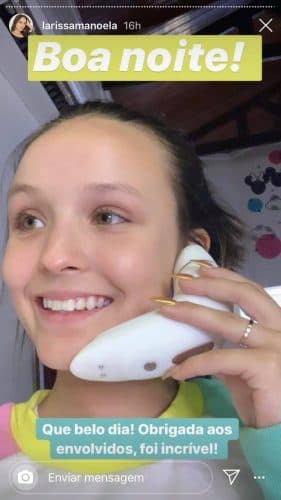 Larissa Manoela postou foto com o vibrador em seu Instagram. Foto: Reprodução/Instagram Larissa Manoela postou foto com o vibrador em seu Instagram. Foto: Reprodução/Instagram