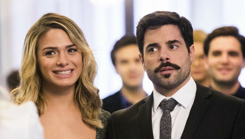 Abel (Pedro Carvalho) e Britney (Glamour Garcia) vão casar em A Dona do Pedaço (Reprodução: TV Globo) Abel (Pedro Carvalho) e Britney (Glamour Garcia) vão casar em A Dona do Pedaço (Reprodução: TV Globo)