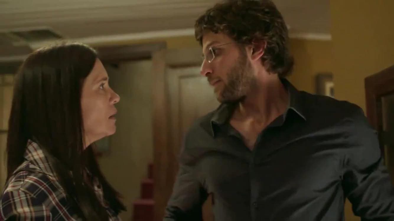Adriana Esteves como Thelma e Chay Suede como Danilo em chamada de Amor de Mãe da Rede Globo (Reprodução: TV Globo) Adriana Esteves como Thelma e Chay Suede como Danilo em chamada de Amor de Mãe da Rede Globo (Reprodução: TV Globo)
