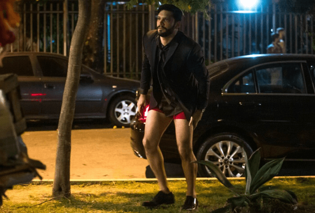 Armando Babaioff de cueca vermelha em cena da novela Bom Sucesso (Foto: Reprodução/Globo) Armando Babaioff de cueca vermelha em cena da novela Bom Sucesso (Foto: Reprodução/Globo)