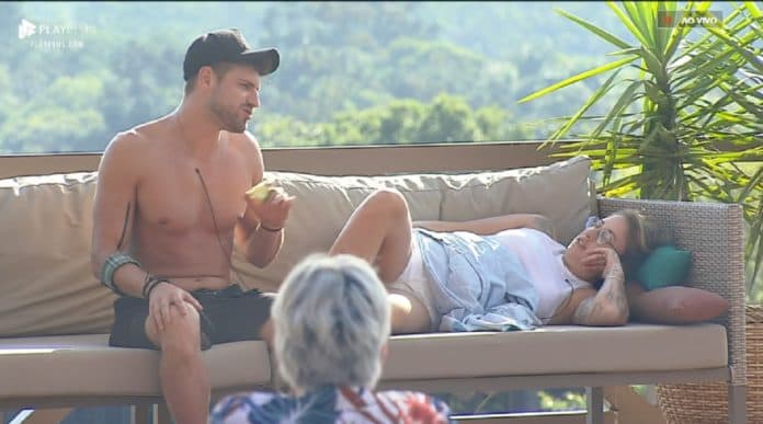 Bifão e Guilherme Leão protagonizaram um pequeno romance em A Fazenda 11 (Reprodução: PlayPlus) Bifão e Guilherme Leão protagonizaram um pequeno romance em A Fazenda 11 (Reprodução: PlayPlus)