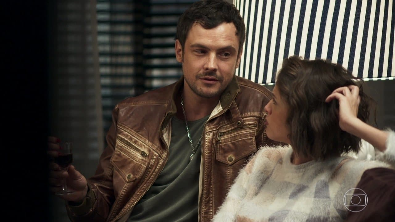 Chiclete (Sérgio Guizé) e Josiane (Agatha Moreira) em A Dona do Pedaço (Reprodução: TV Globo) Chiclete (Sérgio Guizé) e Josiane (Agatha Moreira) em A Dona do Pedaço (Reprodução: TV Globo)