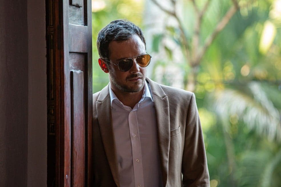 Chiclete (Sérgio Guizé) foge de comemoração após briga com Camilo (Lee Taylor) em A Dona do Pedaço / (Reprodução: TV Globo) Chiclete (Sérgio Guizé) foge de comemoração após briga com Camilo (Lee Taylor) em A Dona do Pedaço / (Reprodução: TV Globo)