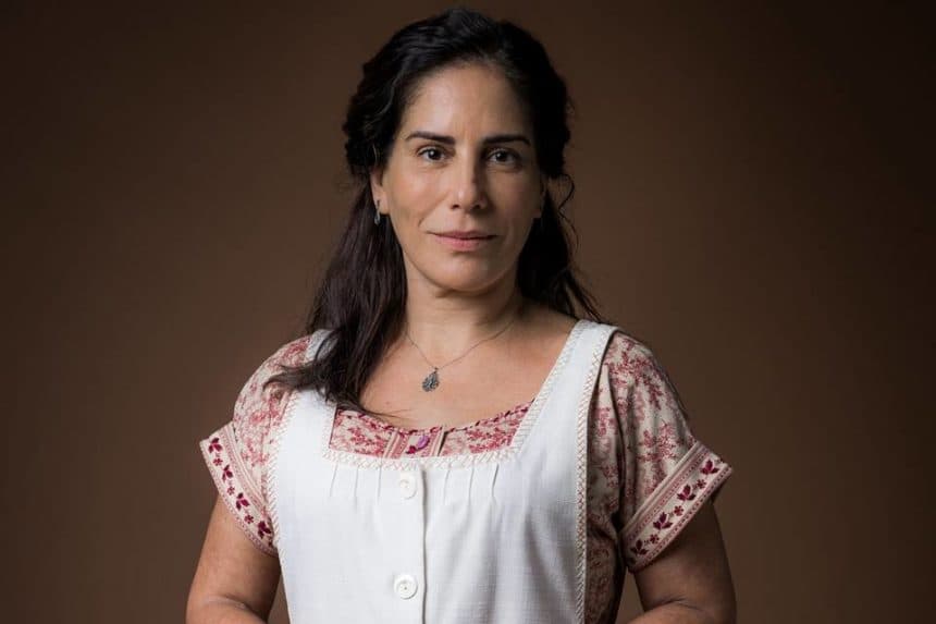 Glória Pires é uma das protagonistas de Éramos Seis e interpreta Lola (Foto: Raquel Cunha/TV Globo) Glória Pires é uma das protagonistas de Éramos Seis e interpreta Lola (Foto: Raquel Cunha/TV Globo)