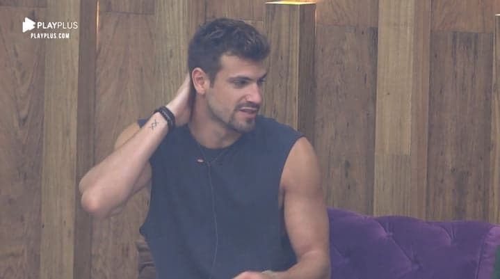 Guilherme Leão não gosta de saber que Thayse Teixeira ouviu a sua conversa em A Fazenda 11 (Reprodução: PlayPlus) Guilherme Leão não gosta de saber que Thayse Teixeira ouviu a sua conversa em A Fazenda 11 (Reprodução: PlayPlus)
