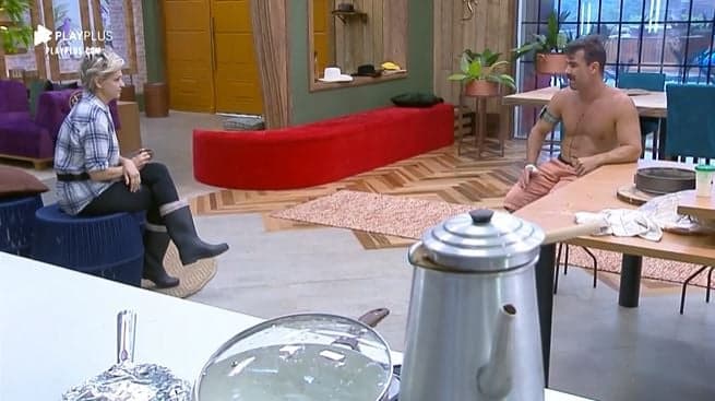 Jorge Sousa e Andréa de Nóbrega conversam sobre limpeza e animais em A Fazenda 11 (Reprodução: PlayPlus) Jorge Sousa e Andréa de Nóbrega conversam sobre limpeza e animais em A Fazenda 11 (Reprodução: PlayPlus)