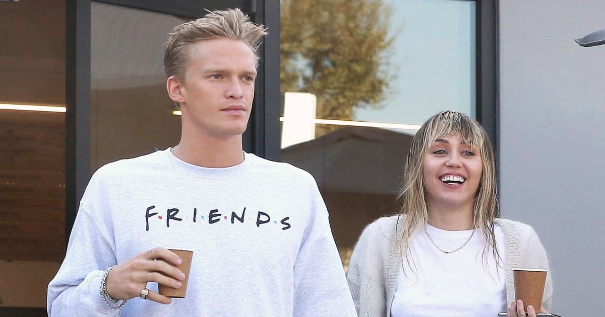 Miley Cyrus tira foto com a mão dentro das calças de Cody Simpson e para a internet (Foto: Reprodução) Miley Cyrus tira foto com a mão dentro das calças de Cody Simpson e para a internet (Foto: Reprodução)