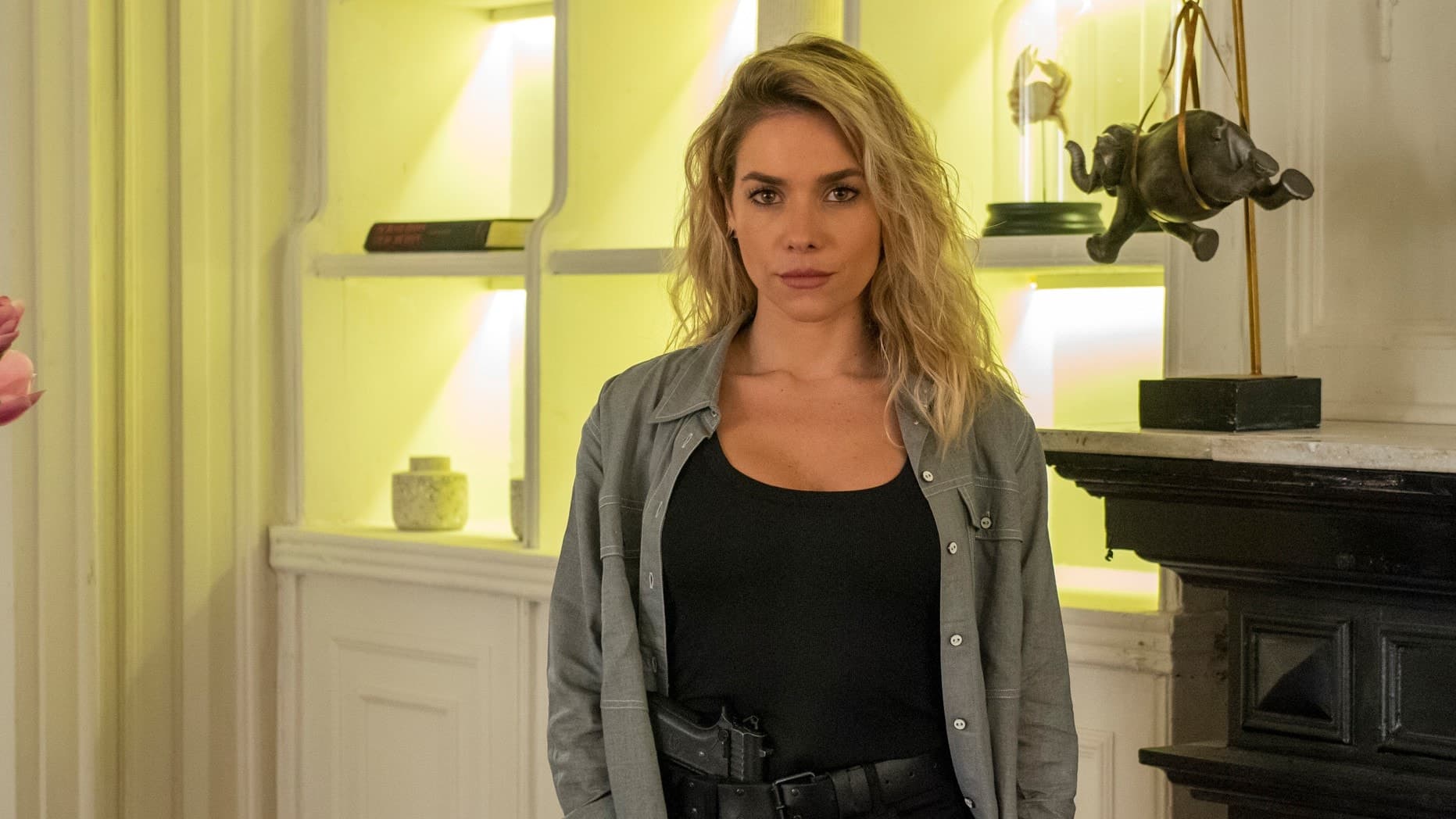 Monique Alfradique como a policial Yohana em A Dona do Pedaço (Reprodução: TV Globo) Monique Alfradique como a policial Yohana em A Dona do Pedaço (Reprodução: TV Globo)
