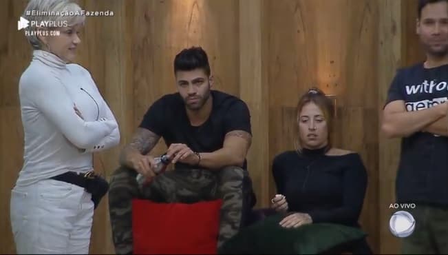 Netto, Andréa de Nóbrega, Bifão e Viny Vieira ficam desolados com a saída de Aricia Silva em A Fazenda 11 (Reprodução: Record TV) Netto, Andréa de Nóbrega, Bifão e Viny Vieira ficam desolados com a saída de Aricia Silva em A Fazenda 11 (Reprodução: Record TV)