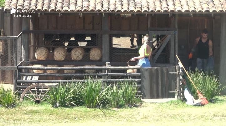 Netto se irrita em A Fazenda 11 após retirar lixo dentro do confinamento e declara vingança para Tati Dias (Reprodução: PlayPlus) Netto se irrita em A Fazenda 11 após retirar lixo dentro do confinamento e declara vingança para Tati Dias (Reprodução: PlayPlus)