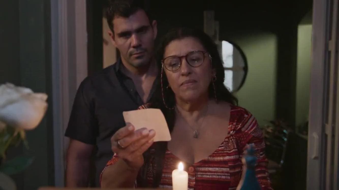 Regina Casé e Juliano Cazarré em Amor de Mãe da Rede Globo (Reprodução: TV Globo) Regina Casé e Juliano Cazarré em Amor de Mãe da Rede Globo (Reprodução: TV Globo)