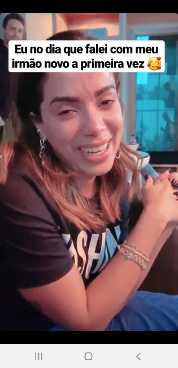 Anitta acaba se emocionando após conversar pela primeira vez com irmão mais velho, fruto de um relacionamento antigo de seu pai. Anitta acaba se emocionando após conversar pela primeira vez com irmão mais velho, fruto de um relacionamento antigo de seu pai.