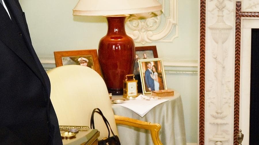 Foto de Harry e Meghan Markle que foi retirado da sala de reuniões da rainha Elizabeth (Foto: Reprodução) Foto de Harry e Meghan Markle que foi retirado da sala de reuniões da rainha Elizabeth (Foto: Reprodução)