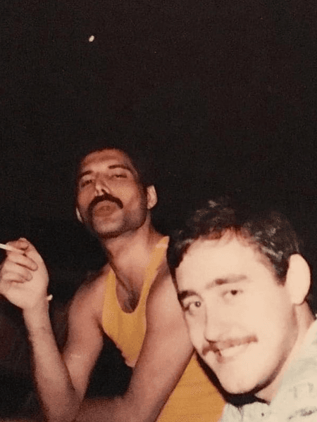 cantor Freddie Mercury ao lado do amigo Peter Freestone (Reprodução: Instagram) cantor Freddie Mercury ao lado do amigo Peter Freestone (Reprodução: Instagram)