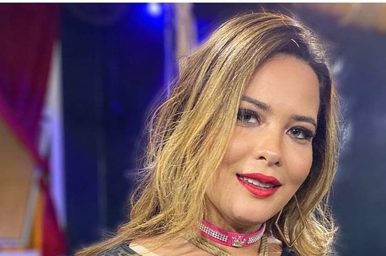 Geisy Arruda aposta em lingerie transparente e mostra demais com decote generoso