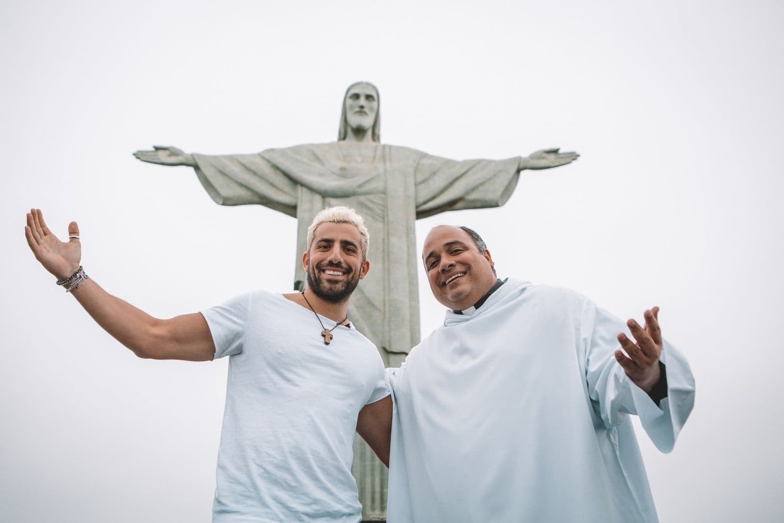 Kaysar foi recebido por um padre no Cristo (Foto: Isabella Pinheiro/Gshow) Kaysar foi recebido por um padre no Cristo (Foto: Isabella Pinheiro/Gshow)
