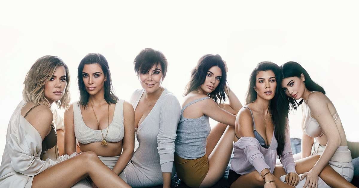 Atriz acusa as irmãs Kardashians de ganharem dinheiro com diarreia e sangue de adoslecentes (Foto: Reprodução) Atriz acusa as irmãs Kardashians de ganharem dinheiro com diarreia e sangue de adoslecentes (Foto: Reprodução)