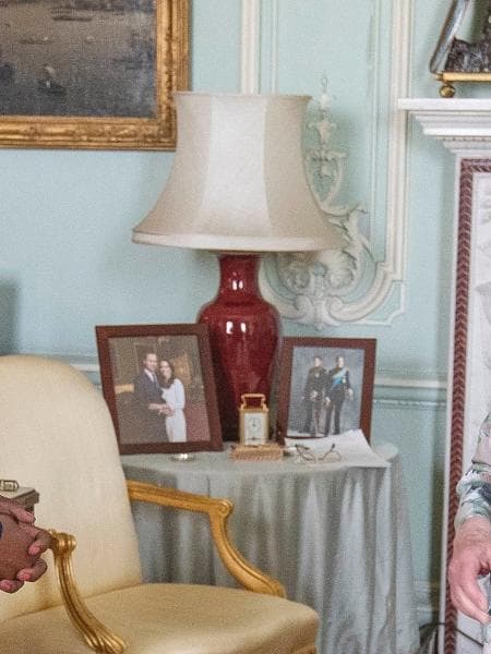 Retratos que substituíram a foto de Harry e Meghan Markle (Foto: Reprodução) Retratos que substituíram a foto de Harry e Meghan Markle (Foto: Reprodução)