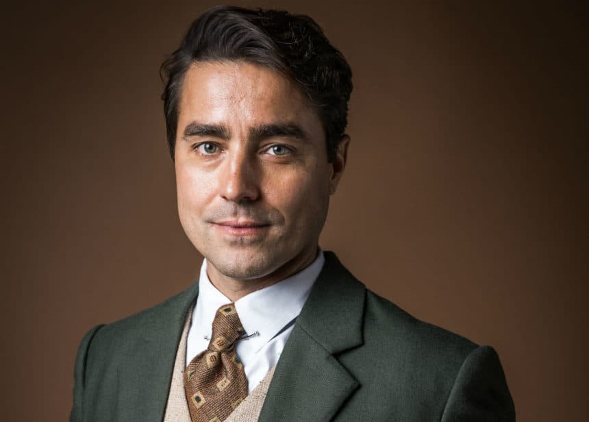 Ricardo Almeida caracterizado de Almeida para Éramos Seis (Foto: Divulgação/TV Globo) Ricardo Almeida caracterizado de Almeida para Éramos Seis (Foto: Divulgação/TV Globo)