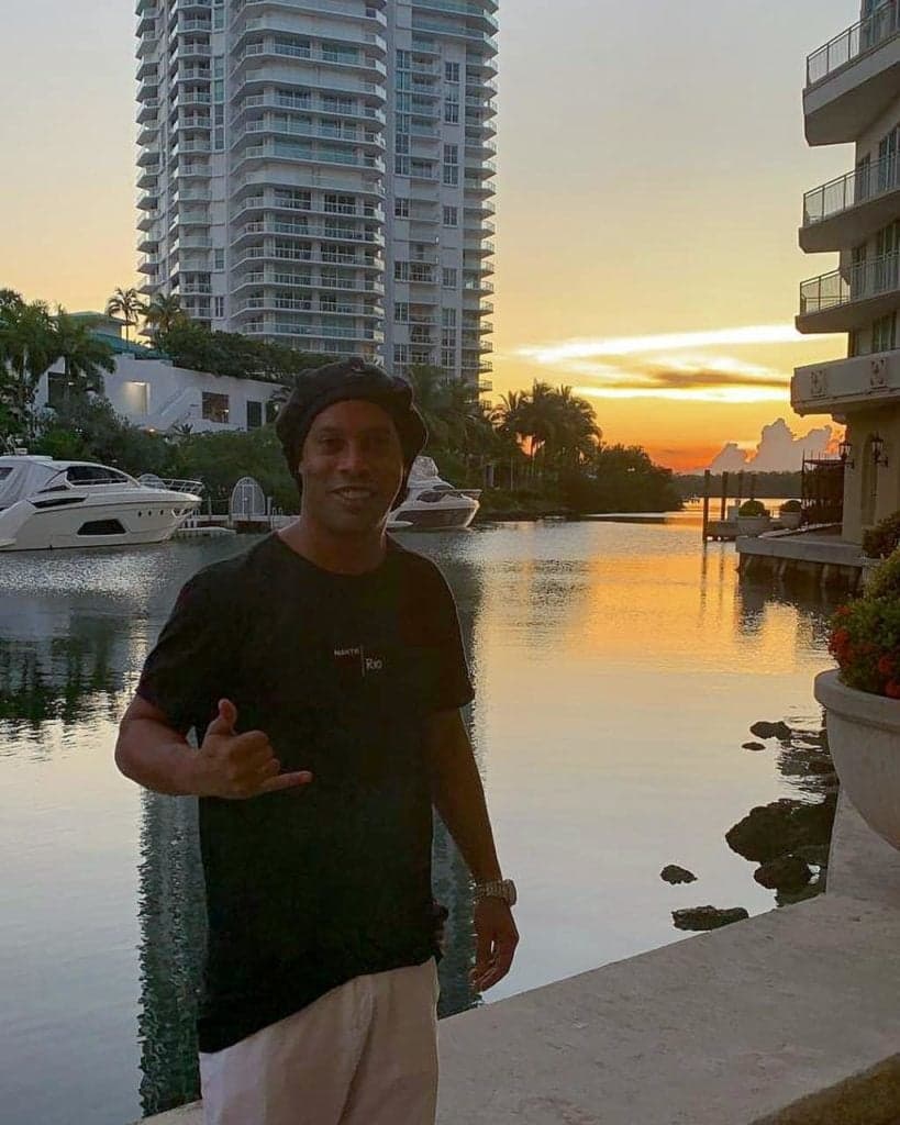 Ronaldinho Gaúcho fica preso no Brasil e é obrigado a pagar R$ 6 milhões para liberação