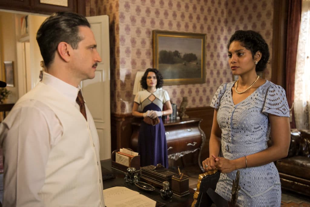 Joao Aranha (Caco Ciocler) conversa com Shirley (Barbara Reis) sobre Ines (Carol Macedo), que chega inesperadamente em Éramos Seis Joao Aranha (Caco Ciocler) conversa com Shirley (Barbara Reis) sobre Ines (Carol Macedo), que chega inesperadamente em Éramos Seis
