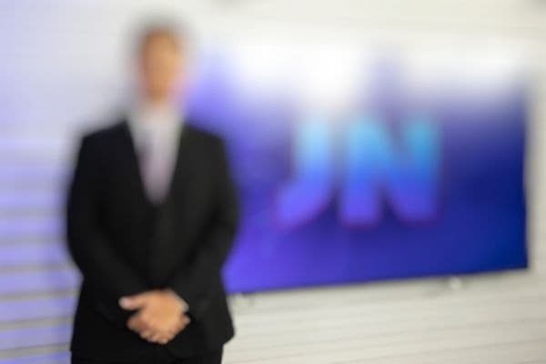 Novo apresentador do Jornal Nacional se mete em polêmica e grave acusação é feita: "Impostor"