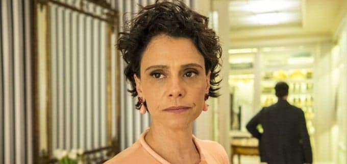 Lídia (Malu Galli) é a esposa de Raul (Murilo Benício) em Amor de Mãe (Foto: Reprodução/TV Globo) Lídia (Malu Galli) é a esposa de Raul (Murilo Benício) em Amor de Mãe (Foto: Reprodução/TV Globo)