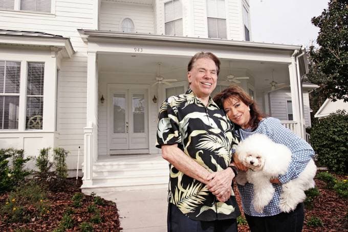 Silvio Santos com sua esposa Íris Abravanel na sua casa de veraneio na Flórida: filhas ágora também tem casas por lá (Fernando Moraes/Veja SP) Silvio Santos com sua esposa Íris Abravanel na sua casa de veraneio na Flórida: filhas ágora também tem casas por lá (Fernando Moraes/Veja SP)