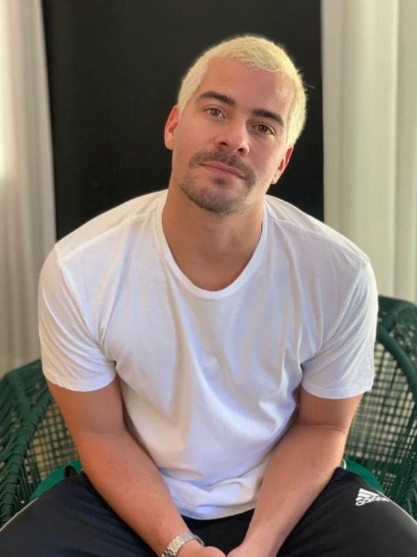 Thiago Martins é Ryan, filho de Lurdes interpretada por Regina Casé em Amor de Mãe da Globo (Reprodução: Instagram) Thiago Martins é Ryan, filho de Lurdes interpretada por Regina Casé em Amor de Mãe da Globo (Reprodução: Instagram)