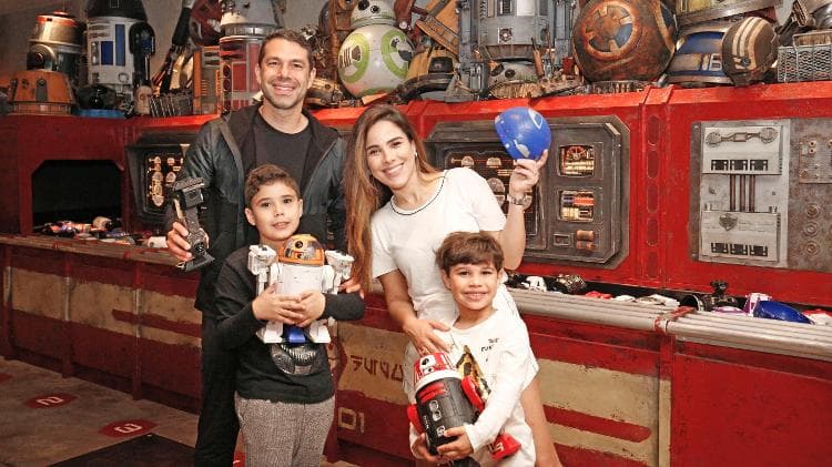 Wanessa Camargo ao lado do marido e dos filhos na Disney (Foto: Divulgação) Wanessa Camargo ao lado do marido e dos filhos na Disney (Foto: Divulgação)