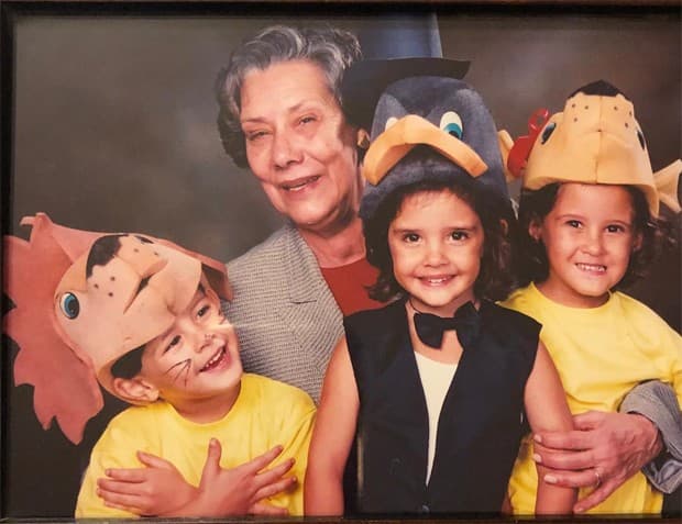 Vinícius, Beatriz e Laura, filhos de William Bonner, com a avó, Maria Luiza Bonemer (Foto: Reprodução / Instagram) Vinícius, Beatriz e Laura, filhos de William Bonner, com a avó, Maria Luiza Bonemer (Foto: Reprodução / Instagram)