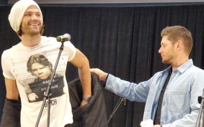Jared Padalecki aparece vestido com camisa contendo imagem dele na prisão (Foto: Reprodução) Jared Padalecki aparece vestido com camisa contendo imagem dele na prisão (Foto: Reprodução)