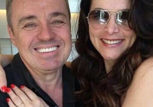 Ex-banheira do Gugu expõe passado com o apresentador