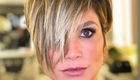 Flávia Alessandra surge em foto do passado e aparência causa confusão por detalhe intrigante: "Não parece"