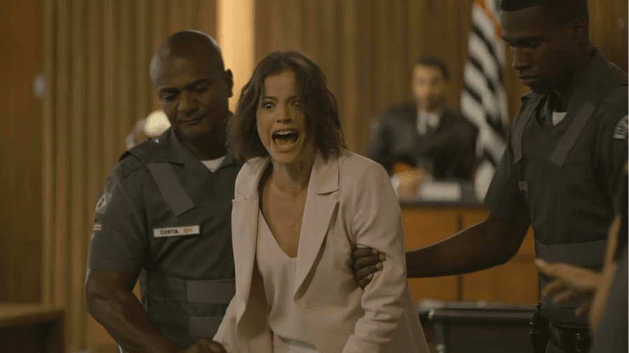 Josiane (Agatha Moreira) se desespera ao ser condenada a 30 anos de prisão Imagem: TV Globo Josiane (Agatha Moreira) se desespera ao ser condenada a 30 anos de prisão Imagem: TV Globo