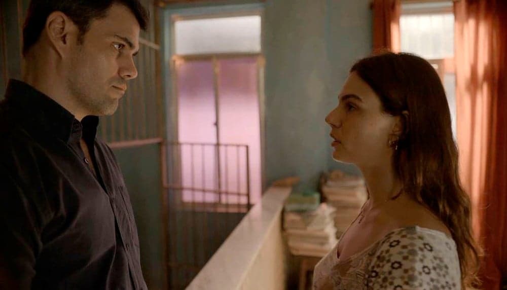 Magno encontra Betina em sua casa em Amor de Mãe Magno encontra Betina em sua casa em Amor de Mãe
