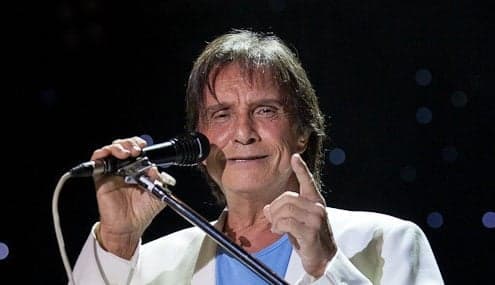Cantora menospreza caso de amor com Roberto Carlos, cantor expõe ela e público se espanta: "Esperando outra"