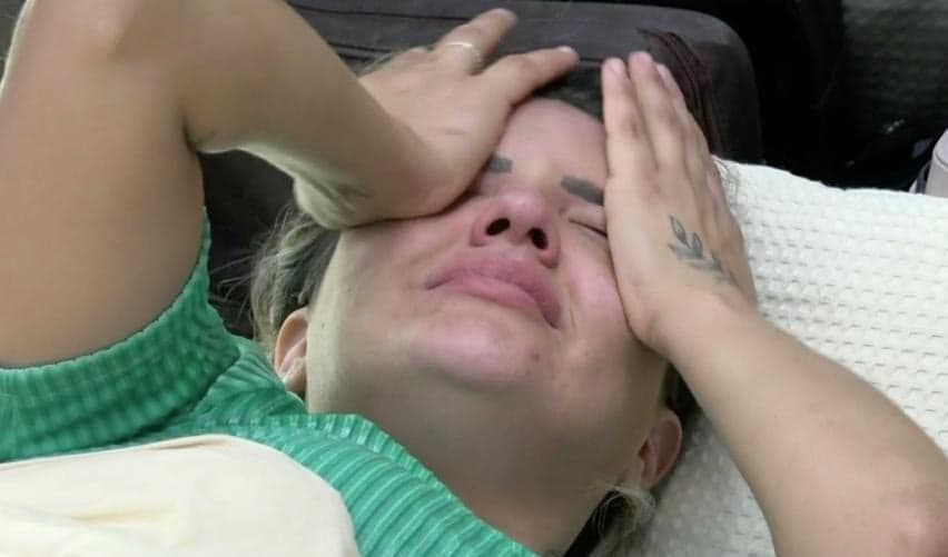 Thayse passou mal e teve que ser atendida em A Fazenda (Foto: Play Plus/ Record TV) Thayse passou mal e teve que ser atendida em A Fazenda (Foto: Play Plus/ Record TV)