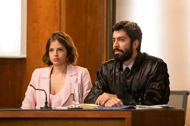 Tibério (Vandré Silveira) e Josiane (Agatha Moreira) no tribunal em A Dona do Pedaço (Foto: Victor Pollak/TV Globo) Tibério (Vandré Silveira) e Josiane (Agatha Moreira) no tribunal em A Dona do Pedaço (Foto: Victor Pollak/TV Globo)