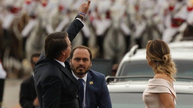 Carlos, filho de Bolsonaro, durante a posse presidencial (Foto: Reprodução) Carlos, filho de Bolsonaro, durante a posse presidencial (Foto: Reprodução)