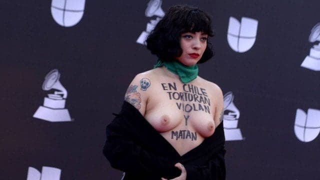 A cantora famosa Mon Laferte mostrou os seios em manifesto contra o governo do Chile e chamou a atenção no evento. A cantora famosa Mon Laferte mostrou os seios em manifesto contra o governo do Chile e chamou a atenção no evento.
