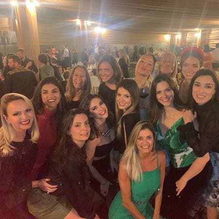 Luciana, mulher de Faustão, com as bailarinas na festa Foto: Reprodução/Instagram Luciana, mulher de Faustão, com as bailarinas na festa Foto: Reprodução/Instagram